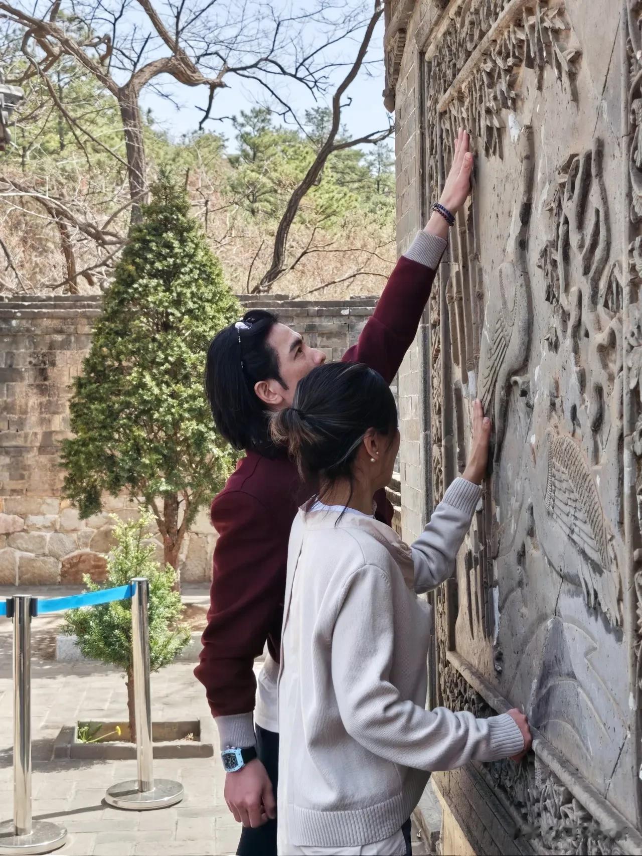 39岁萧敬腾携妻大孤山祈福，全程牵手不撒开，眼神宠溺藏不住