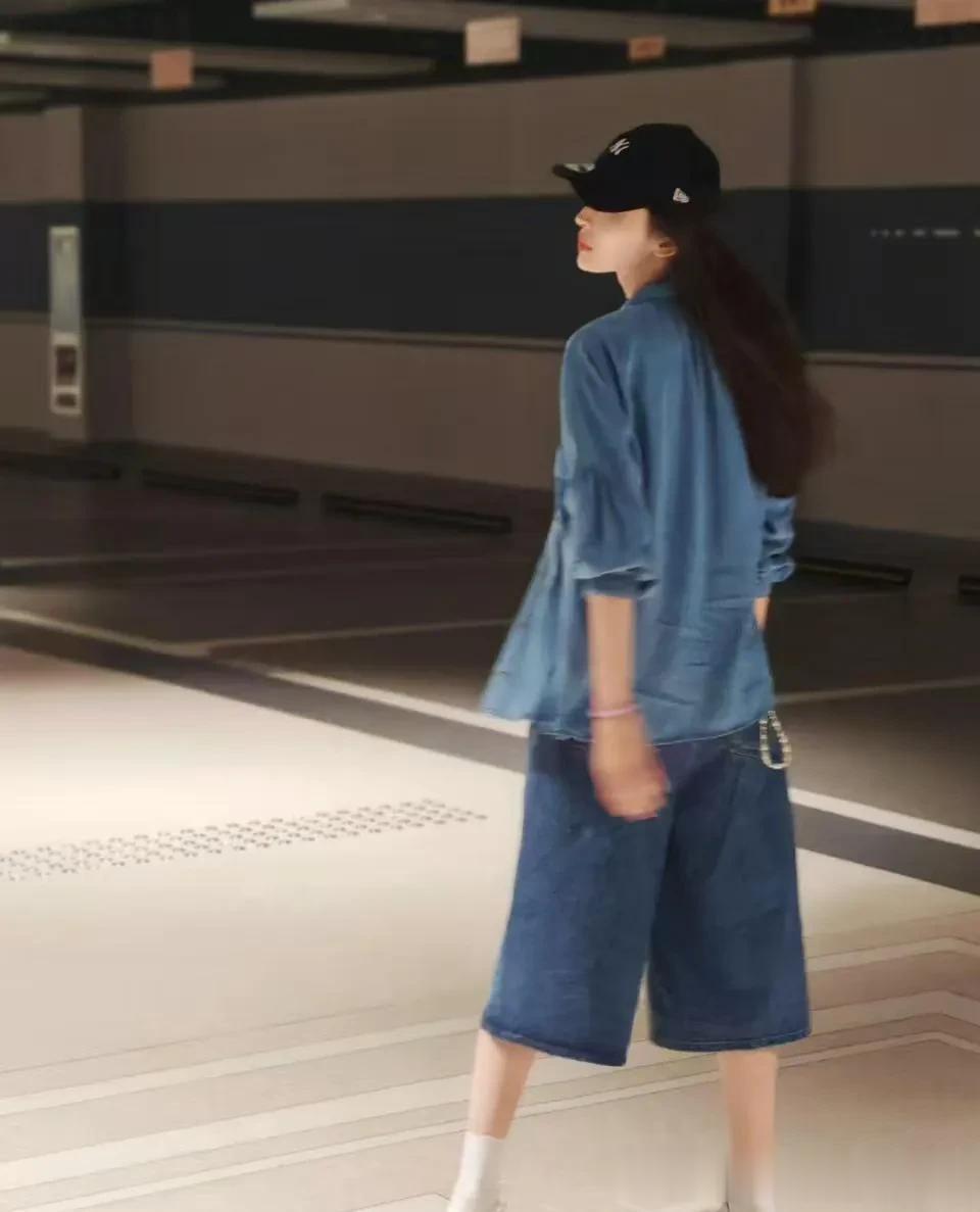 娜扎私服穿搭真时髦！牛仔衬衫+背心+五分裤，休闲随性又减龄！
