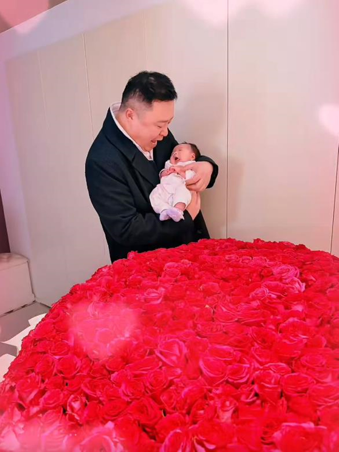 阎鹤祥在家带娃细节坐实“女儿奴”！闺女像“复制粘贴”爸爸！
