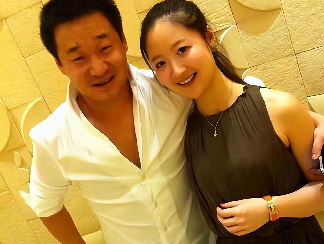 她未婚先孕，嫁大18岁“丑男”明星，如今结婚11年仍被丈夫宠成宝