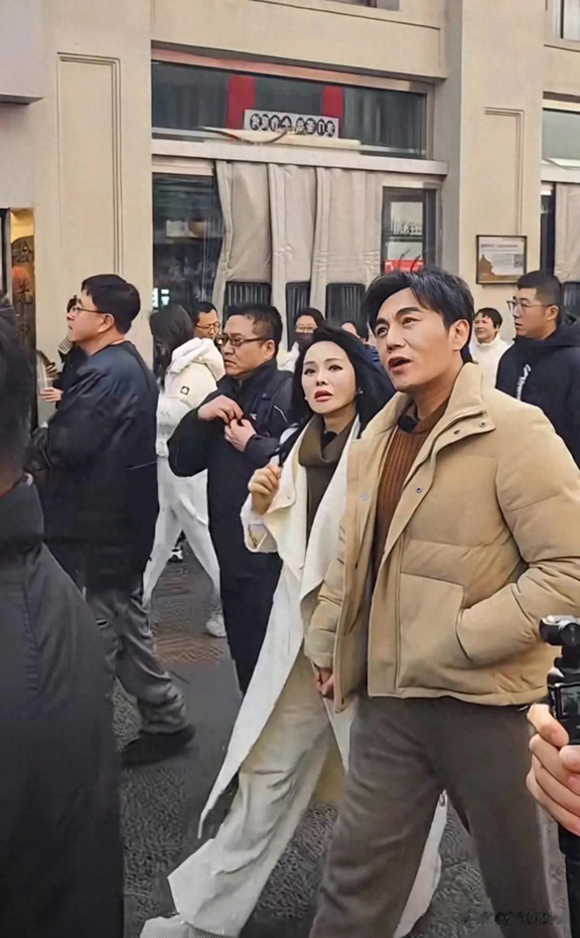 伊能静在沈阳翻车？大衣吊牌没剪就出门，路人镜头下老态藏不住了