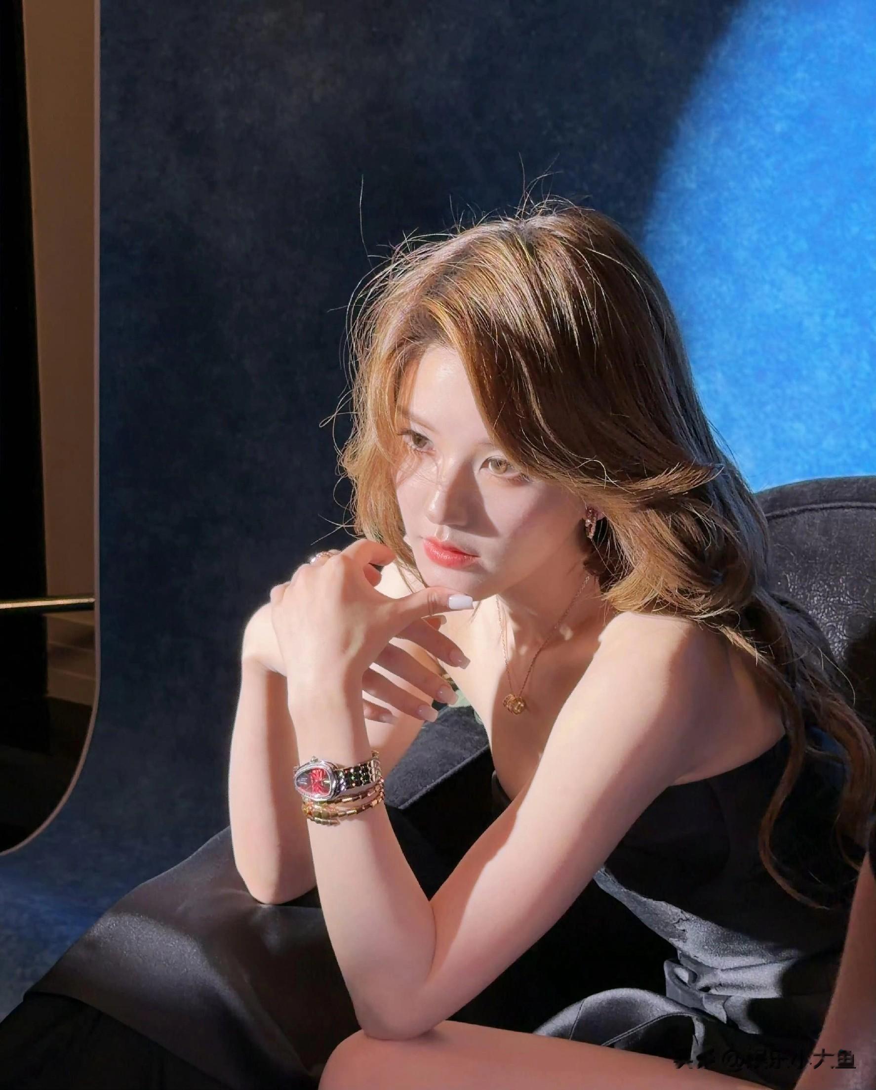 赵露思出席宝格丽活动，一袭抹胸黑裙勾勒曼妙曲线，越来越美了