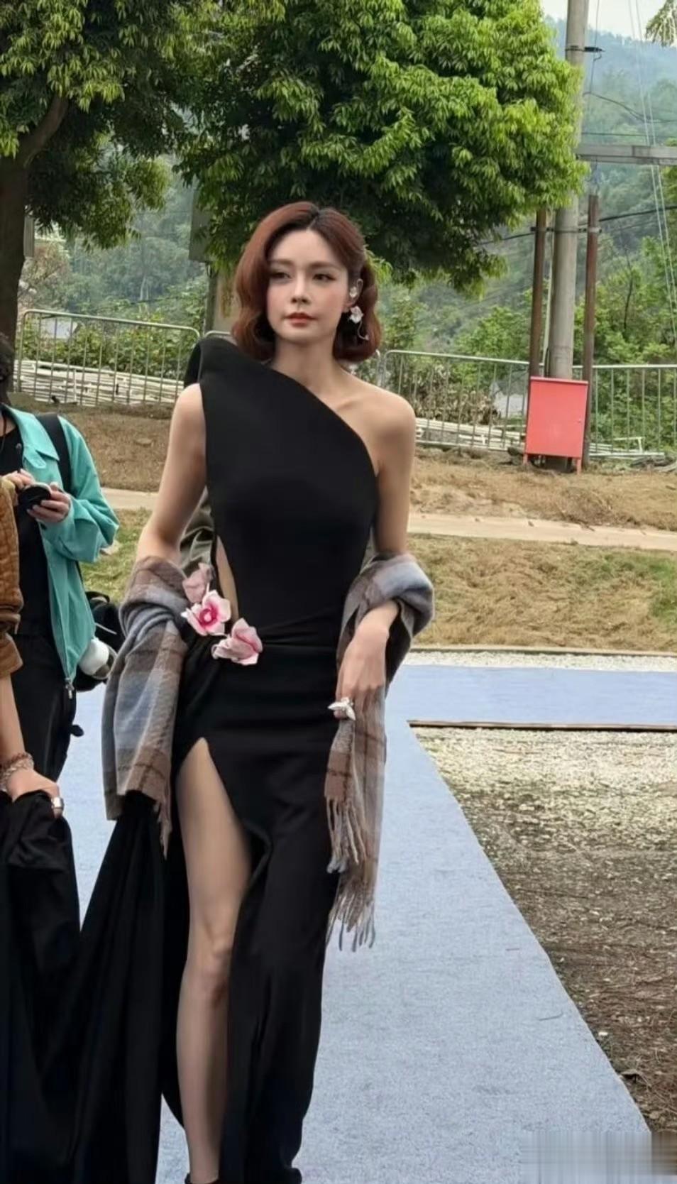 沈梦辰身材又高又瘦，皮肤又白又嫩，感觉杜海涛似乎都配不上了