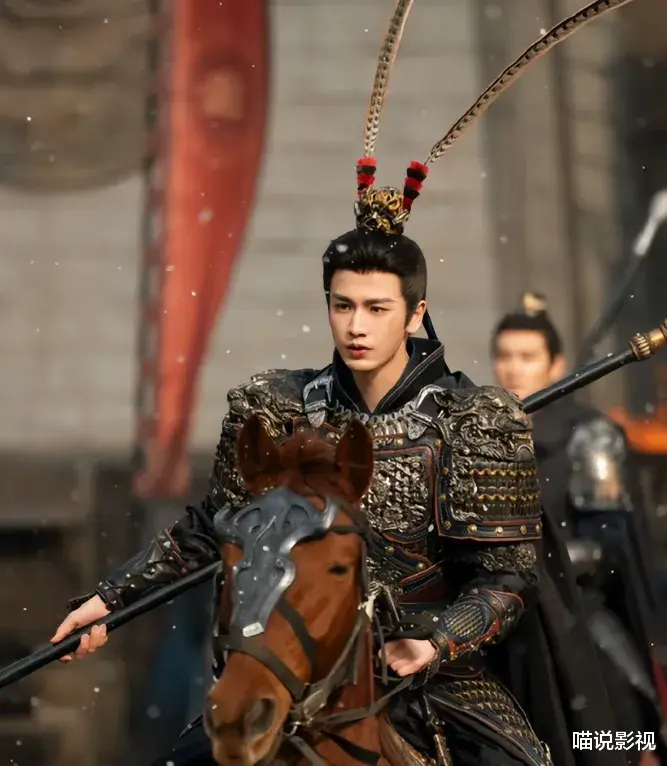 意外出圈！50岁何润东“蹭”上张凌赫热度，口碑逆袭堪比教科书