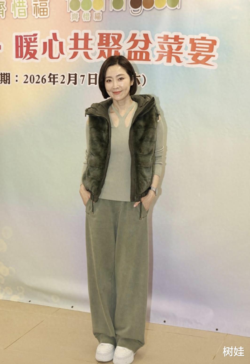 51岁张玉珊携男友吃盆菜宴，透露已拍婚纱照，与对方女儿相处融洽