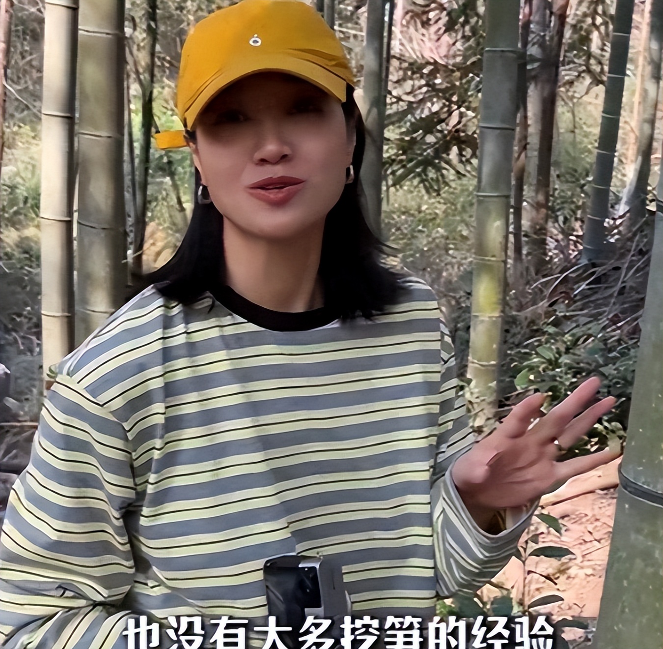 朱丹一家四口春游，八岁念念门牙全掉，周一围看着比老婆还年轻