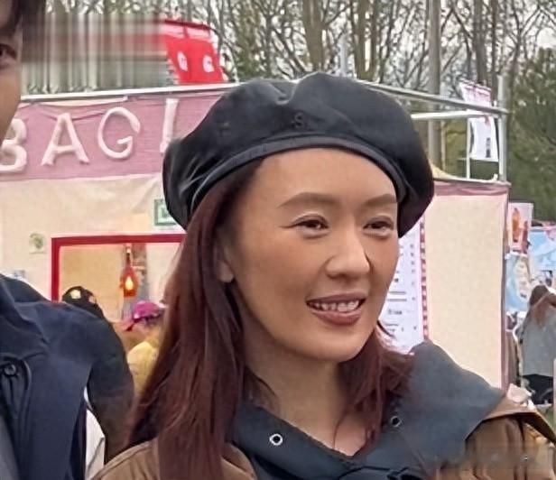网友偶遇童瑶逛街，皮肤蜡黄颜值断崖式下滑，像个黄脸婆似的
