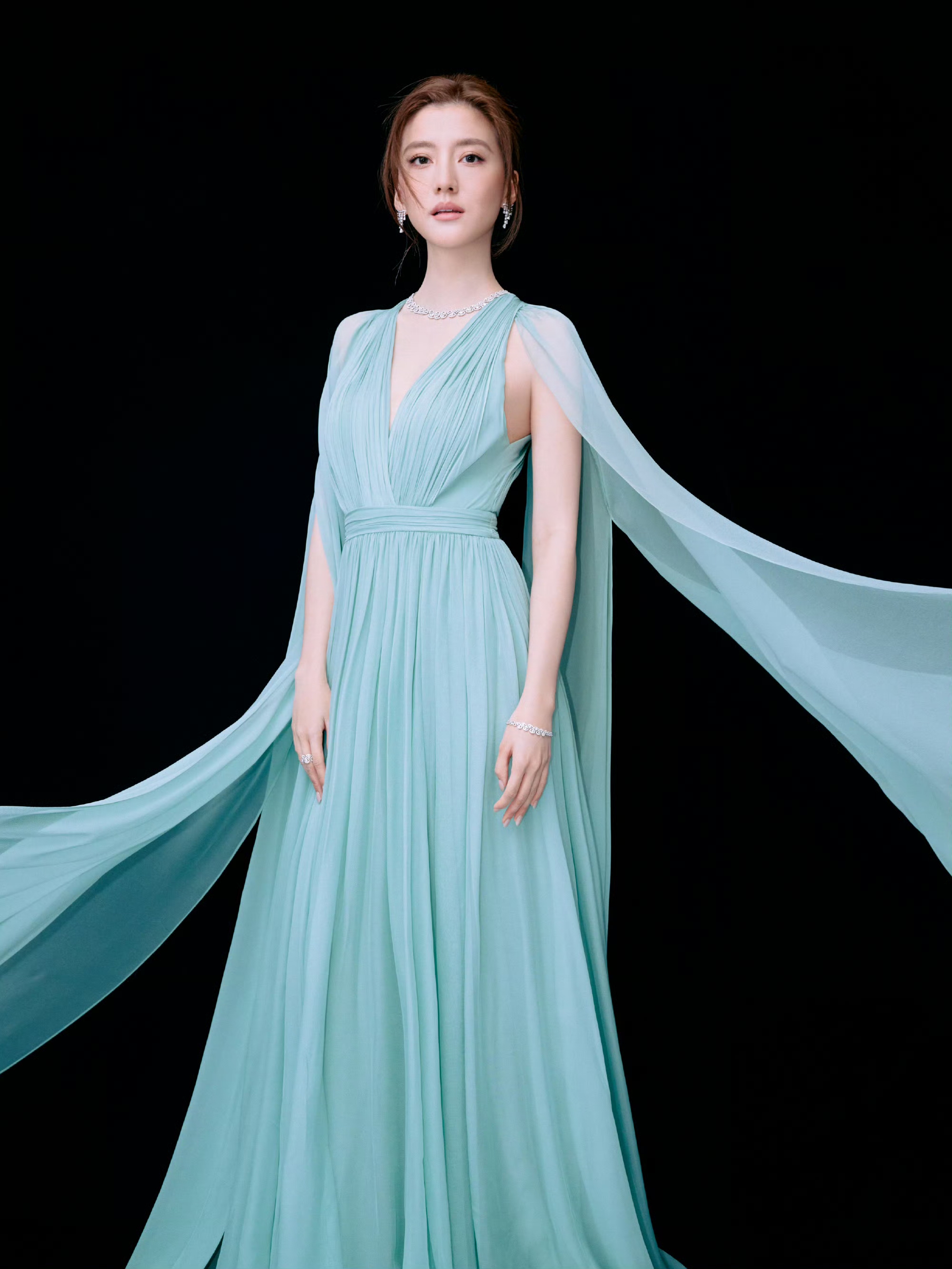 吴千语浅蓝礼裙，高贵又优雅