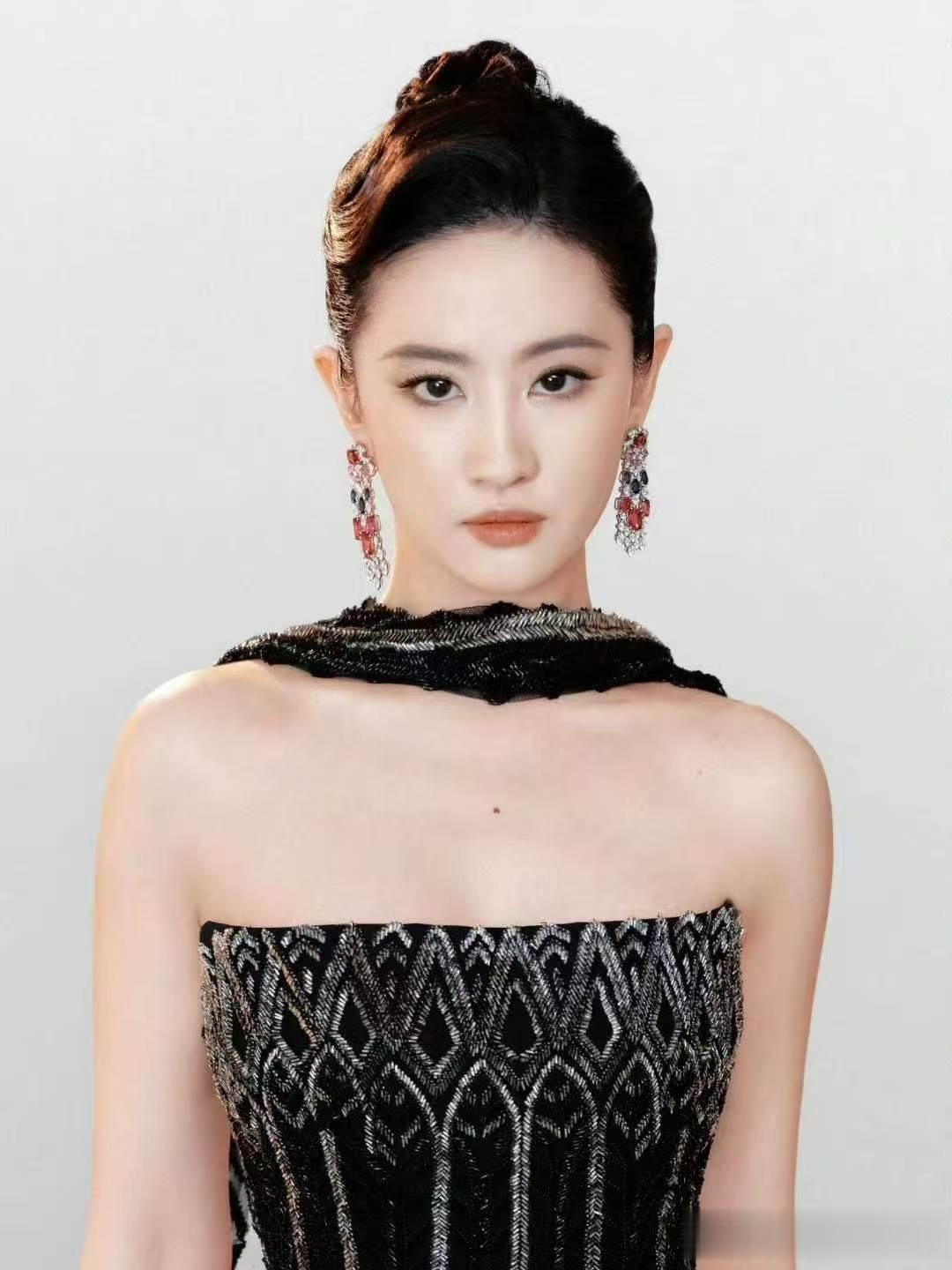 刘亦菲黑色抹胸裙搭配纱巾,盘起头发的样子内娱第一仙女!