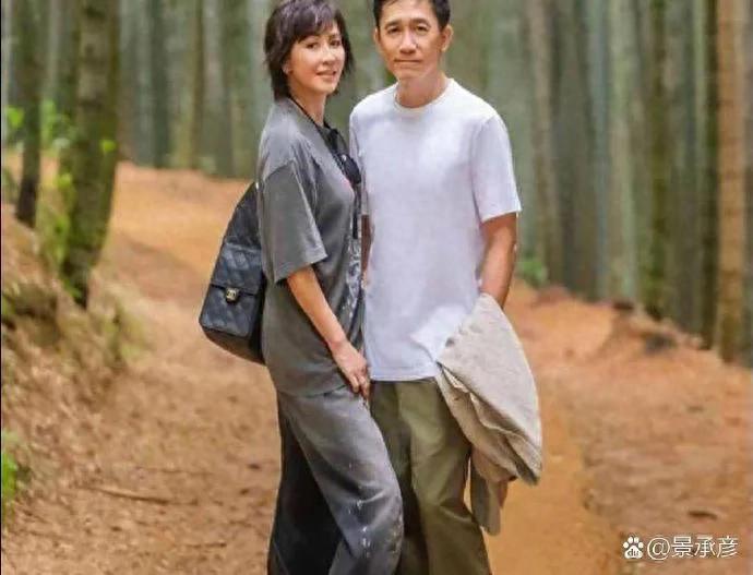 刘嘉玲晒与梁朝伟在竹林深处散步的合照，搭肩合影的模样好甜蜜！ ???