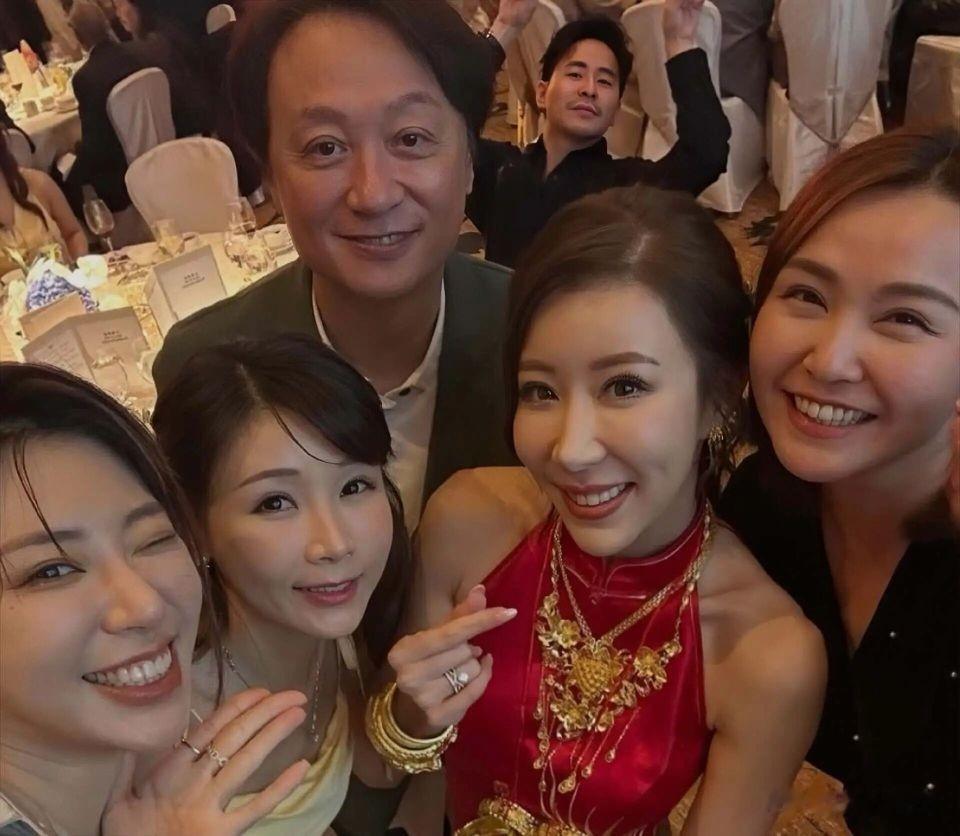 35岁前TVB女星陈婉衡大婚，星级酒店设宴，满身金器尽显中式喜庆