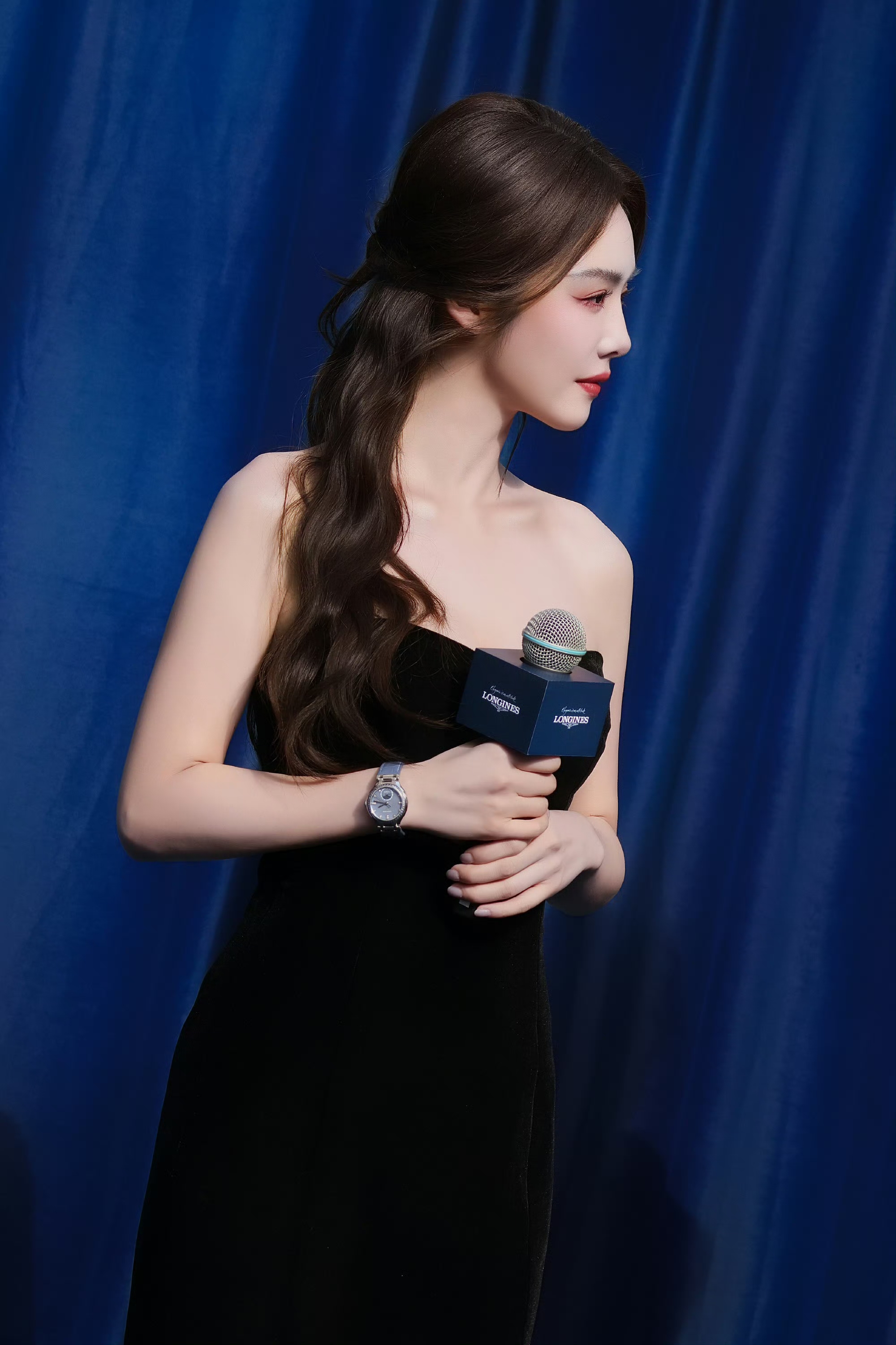 蔡文静 黑裙裹身，一眼勾魂。不动声色，便摄人心魄。 ???