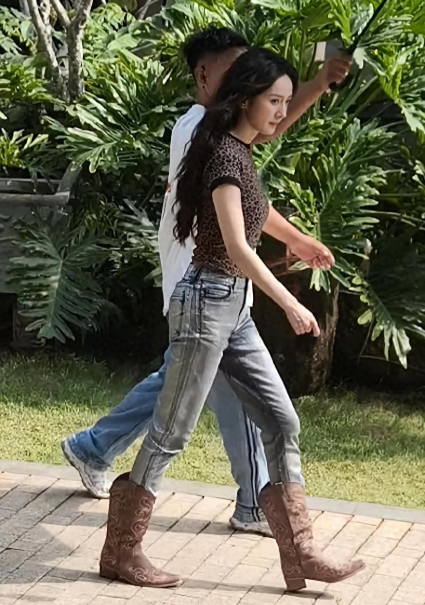 杨幂万茜《末路狂花》路透，杨幂穿紧身豹纹上衣大秀好身材