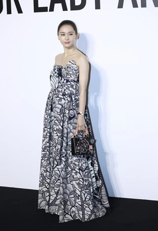 38岁王子文与52岁贾静雯撞衫,差别太大,1个修身显瘦,1个如孕妇