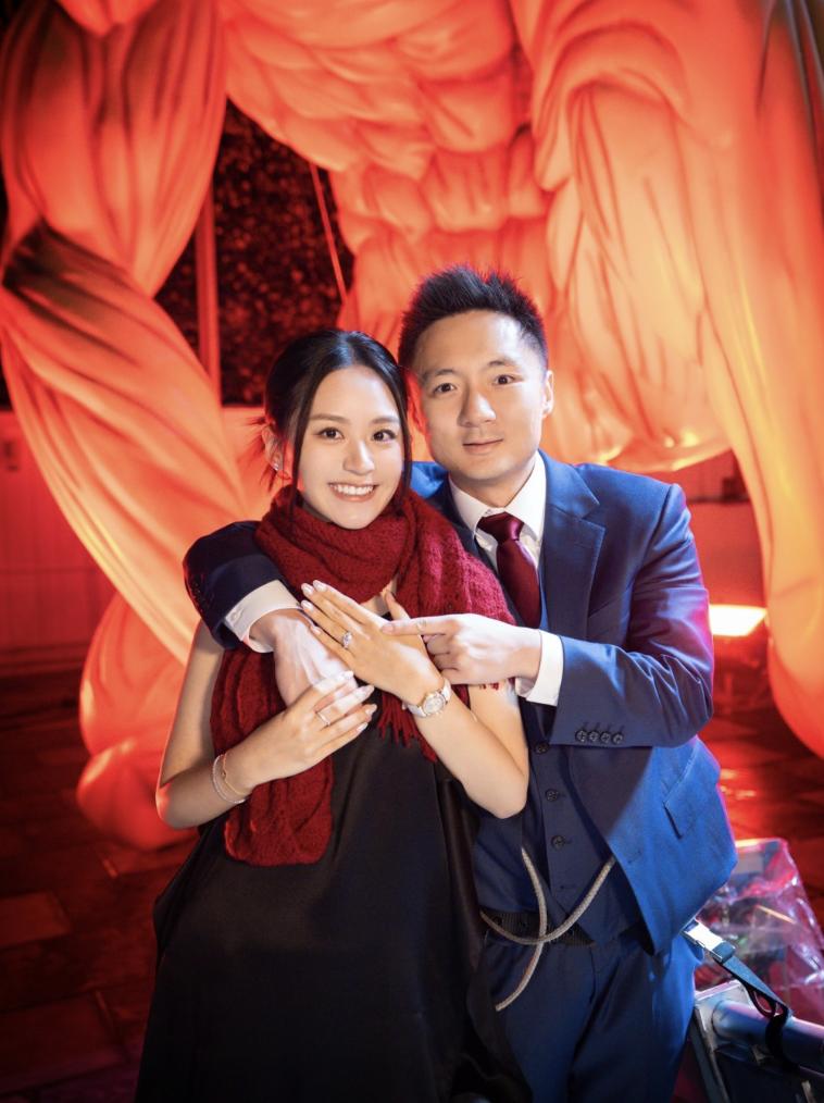 35岁富四代求婚后带未婚妻亮相，晒巨型求婚钻戒，自曝是家传之宝