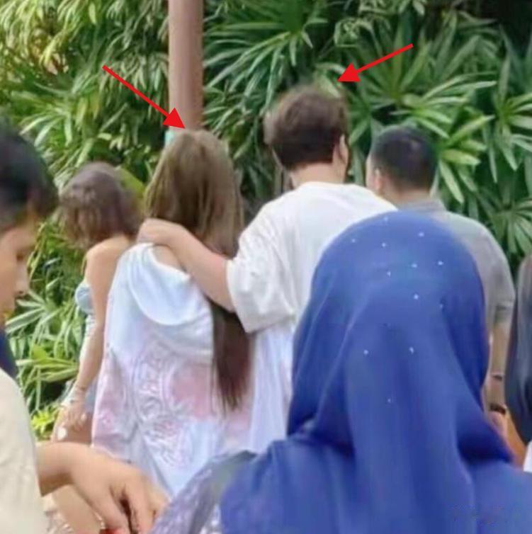 王思聪带女伴逛环球影城，驼背严重脖前倾，懒懒大腿跟小腿一样粗