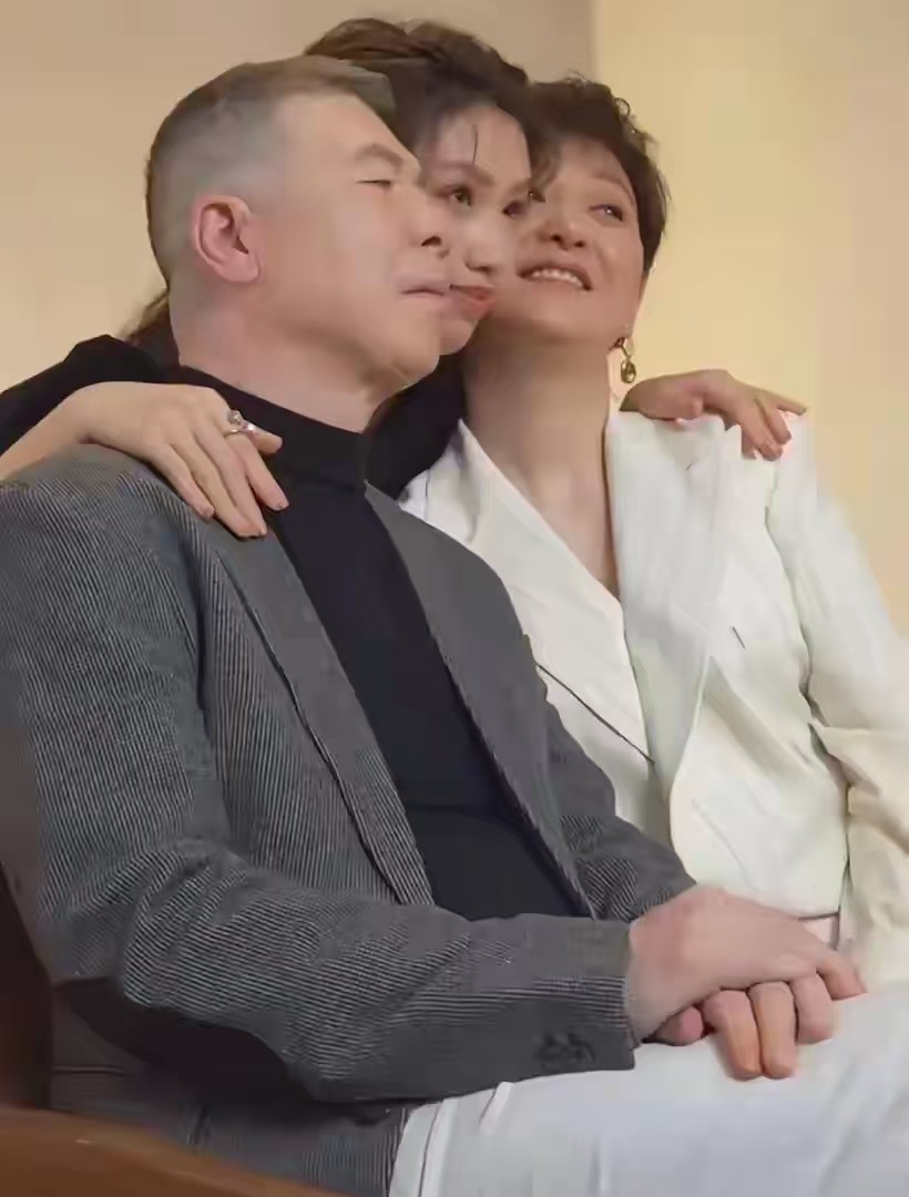 徐帆回应离婚7个月后，67岁冯小刚再惹争议，养女徐朵成导火索