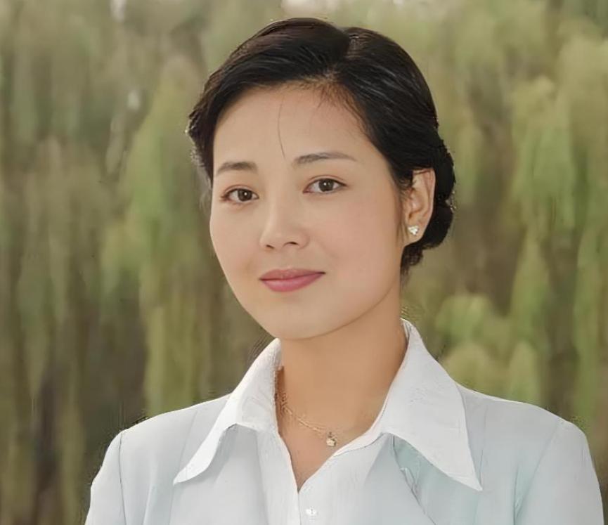 55岁王茜华现状：为小丈夫高龄生子，身材走样，参加婚礼无人识！