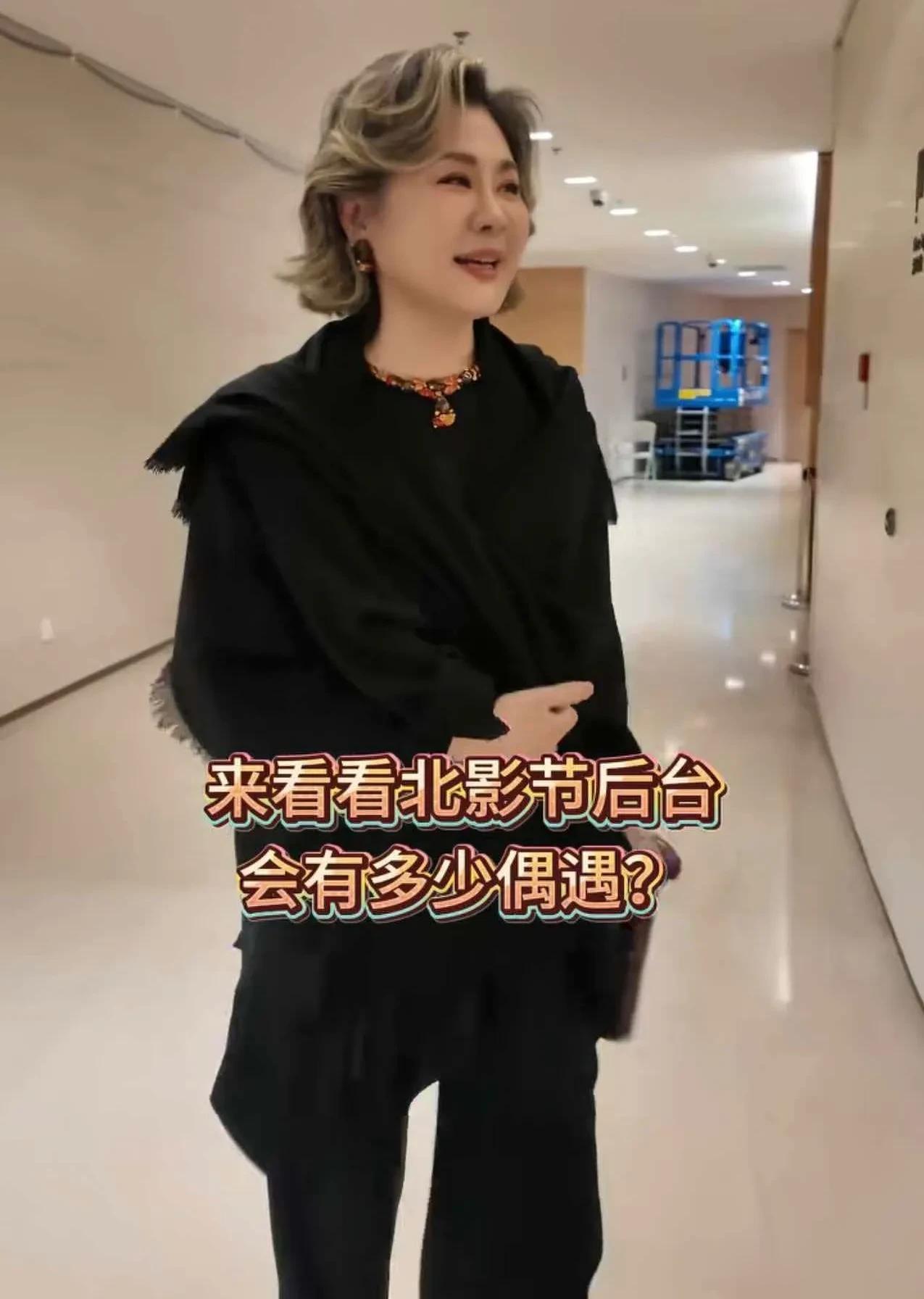 63岁丛珊现身，“满头白发”不影响颜值，看起来像43岁
