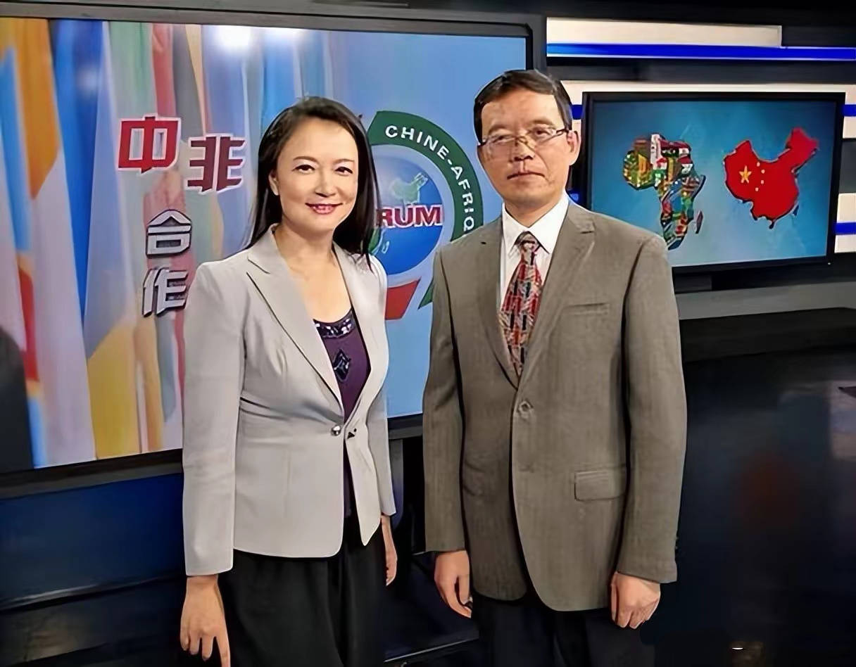 54岁“上海台一姐”袁鸣，中古店买腕表打扮精致，优雅变老没发福