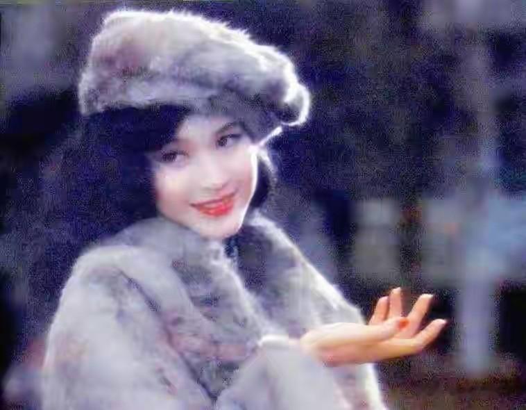 方舒:捧红屠洪刚后被抛弃,独自抚养两个女儿24年,女儿成其骄傲