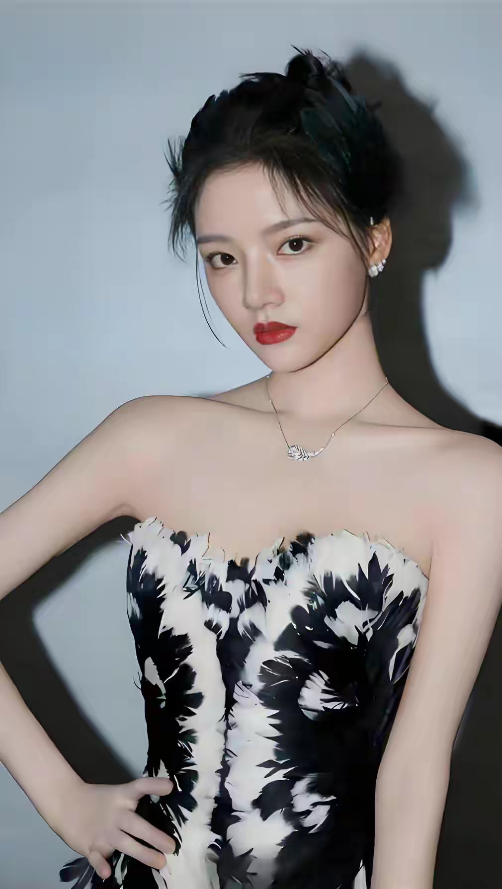 任敏‖顾盼生辉彩，回眸百媚生