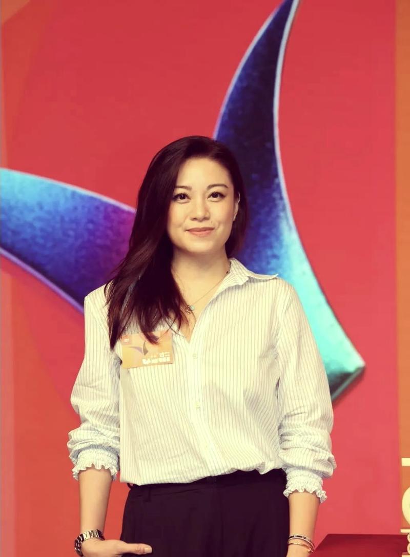 两度被富豪抛弃,相亲十几次仍单身,如今摇身一变成外国酒庄主人