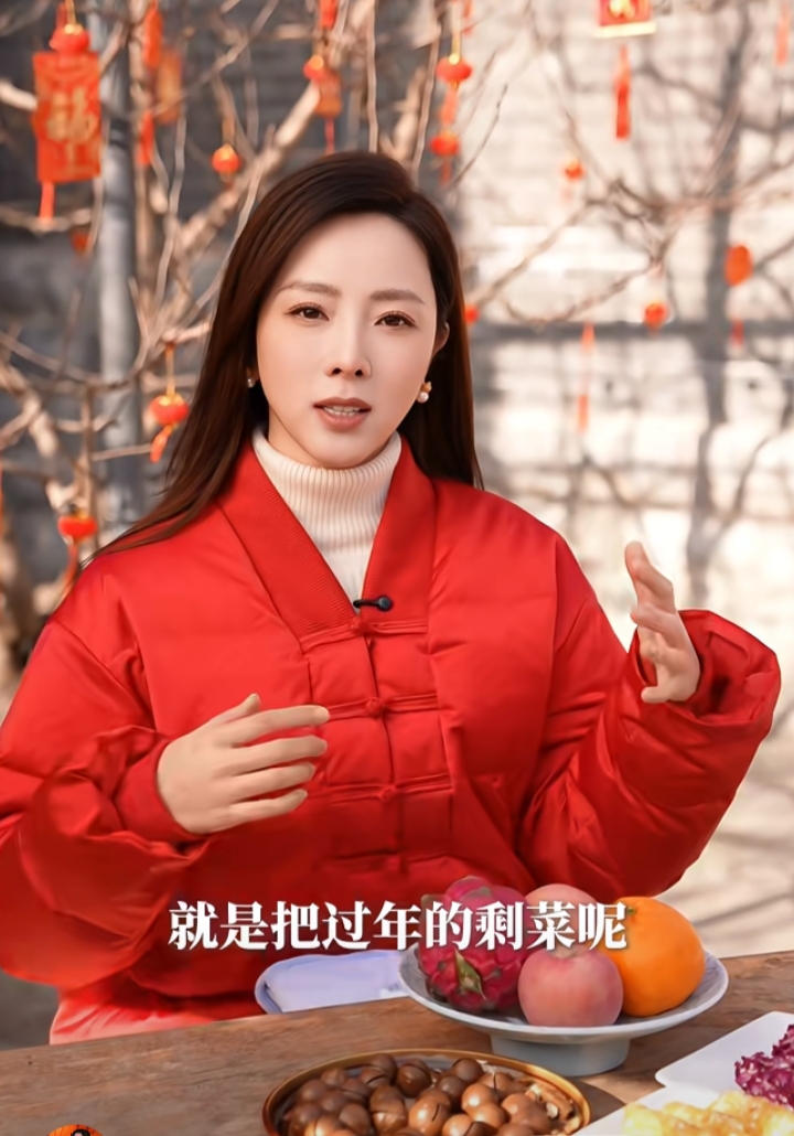 李思思分享马年避谶,红羽绒服配白高领毛衣,知性又优雅