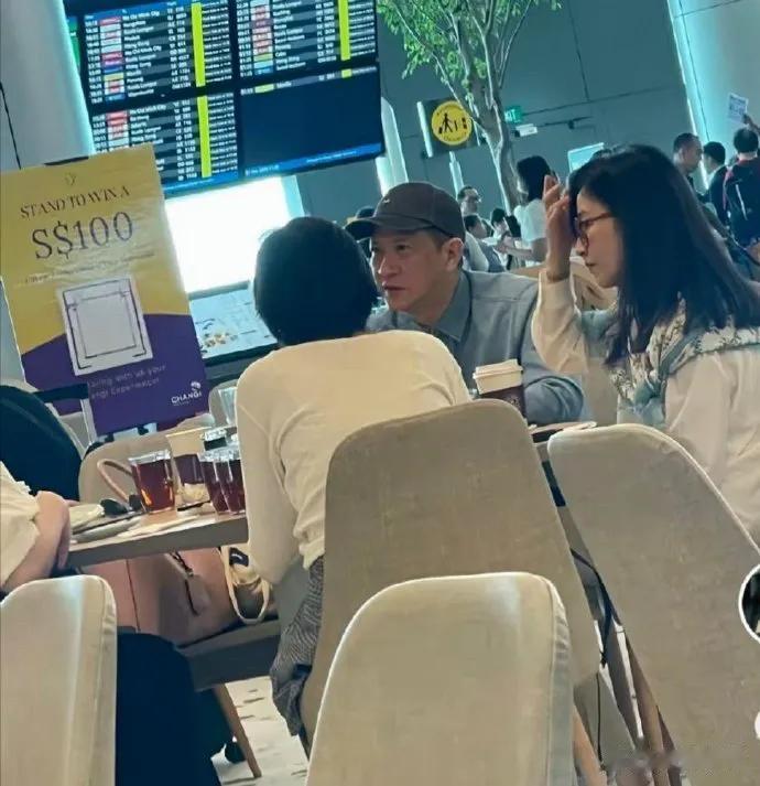 62岁张家辉与关咏荷新加坡喝早茶被偶遇，关咏荷素颜出镜状态绝