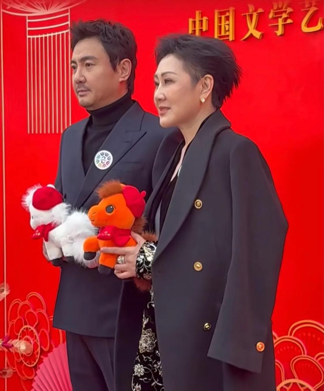 章子怡穿红裙录春晚，陈妍希娇俏，于适站蓝羽身边，张译很帅气