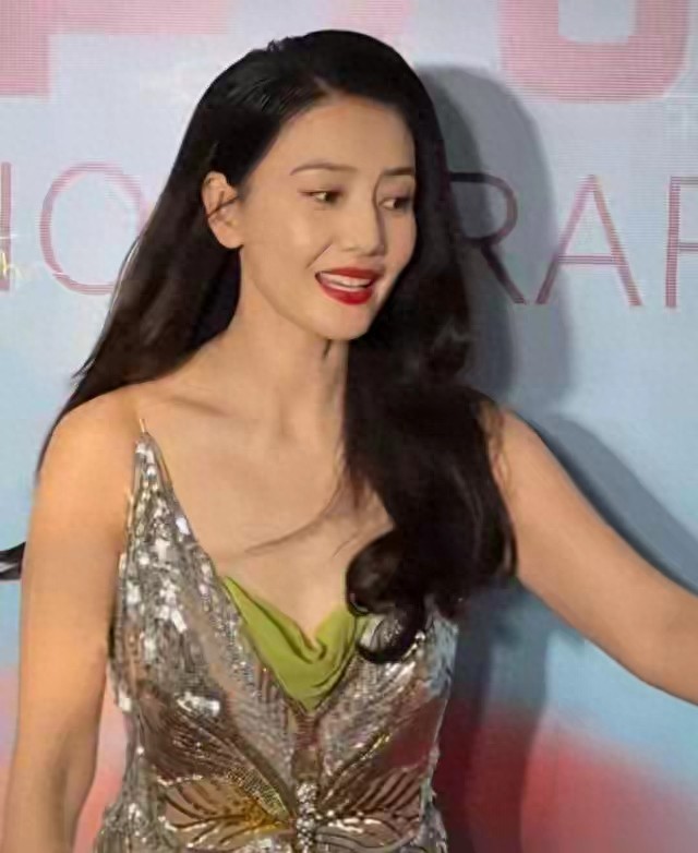 2026年，我们看腻了AI假脸，高圆圆用一道“裂痕”打赢了