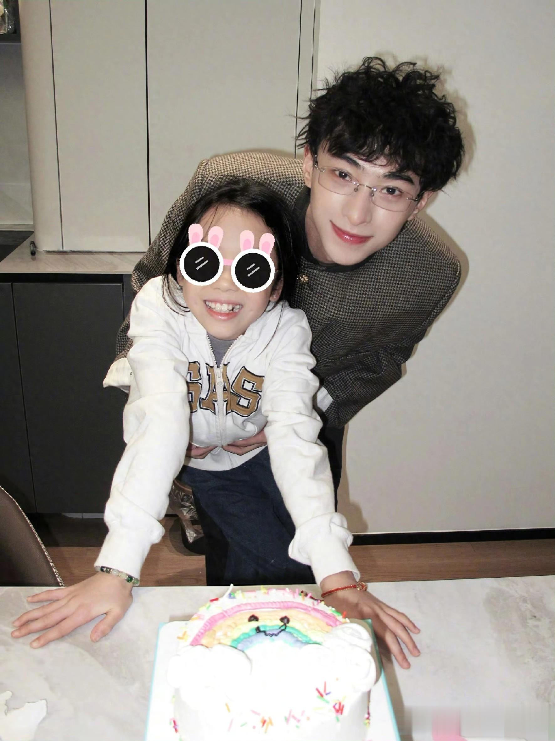 伊能静儿子恩利24岁生日，小米粒亲自为哥哥做蛋糕，一家人真幸福