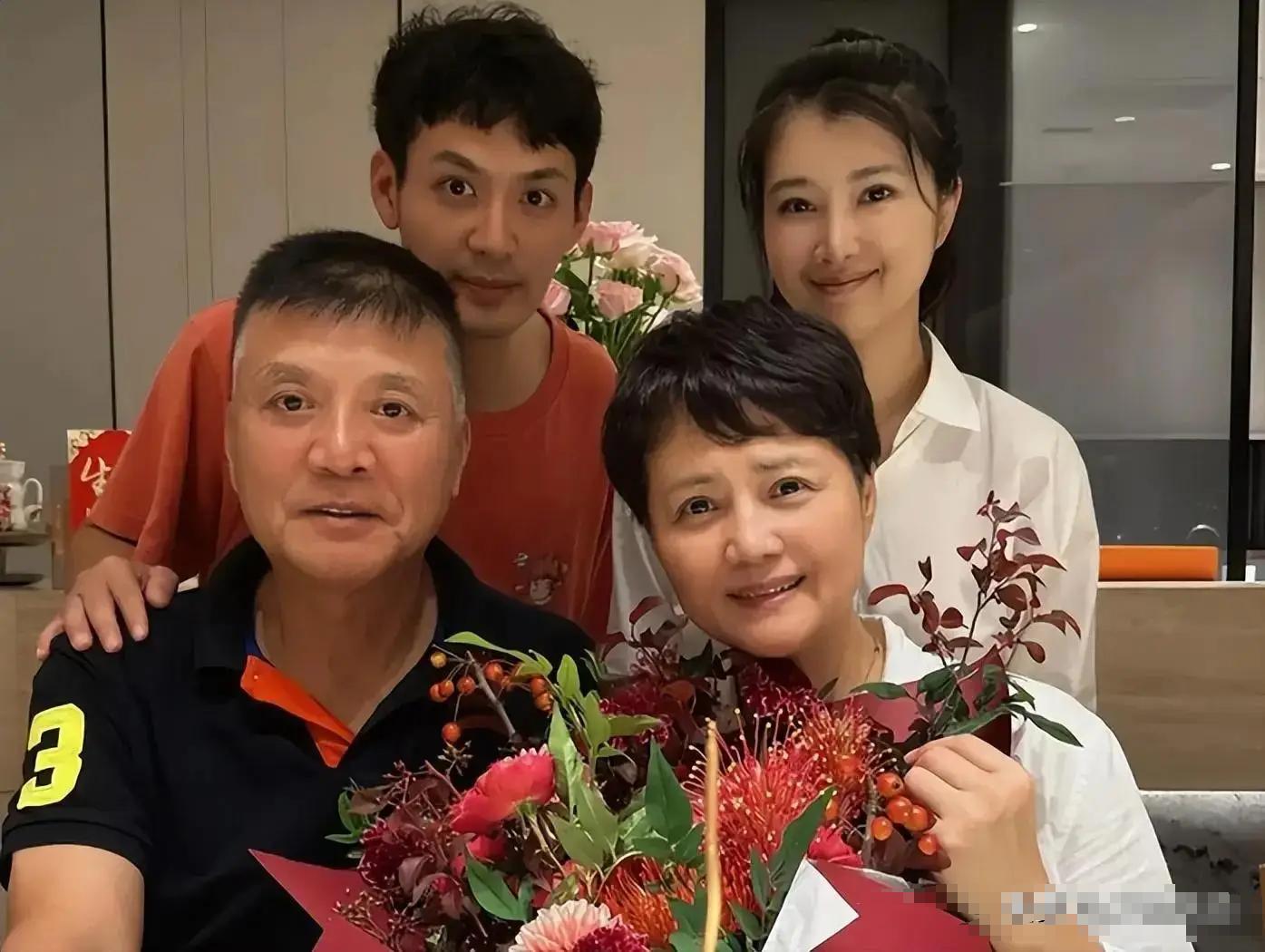 彻底开除星二代! 茹萍女儿演郝倩倩走红, 离婚至今带娃住家很幸福