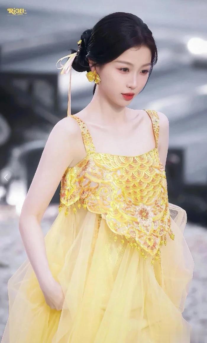 四川这天，戴皇冠的刘诗诗全裹出镜太高级，秒了一堆袒胸漏背女星