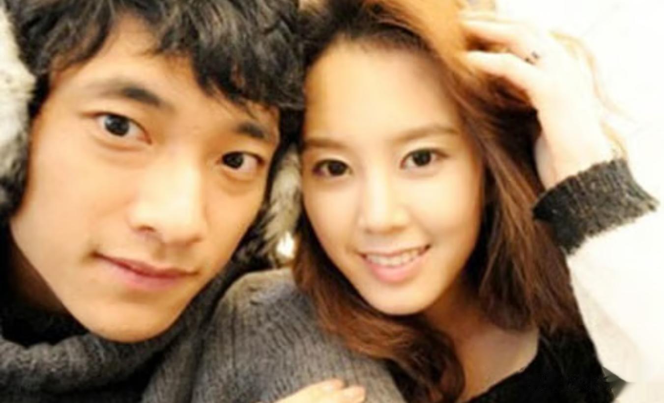 韩国男星受不了女友过度亲密，酒后当众坐大腿，忍1个月后分手