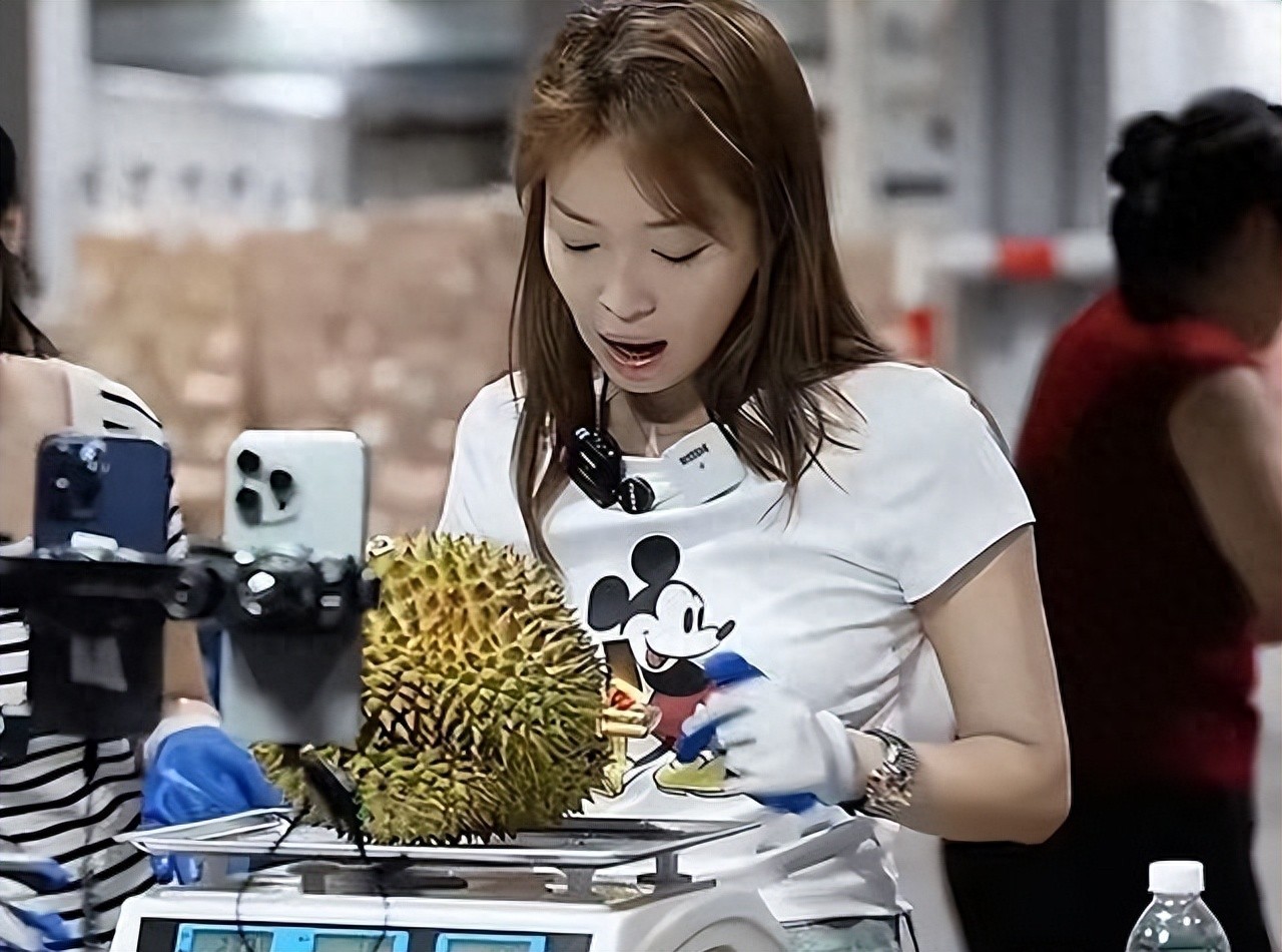 她曾是东方卫视台柱子，离婚后独自带儿子生活，如今沦落到卖水果