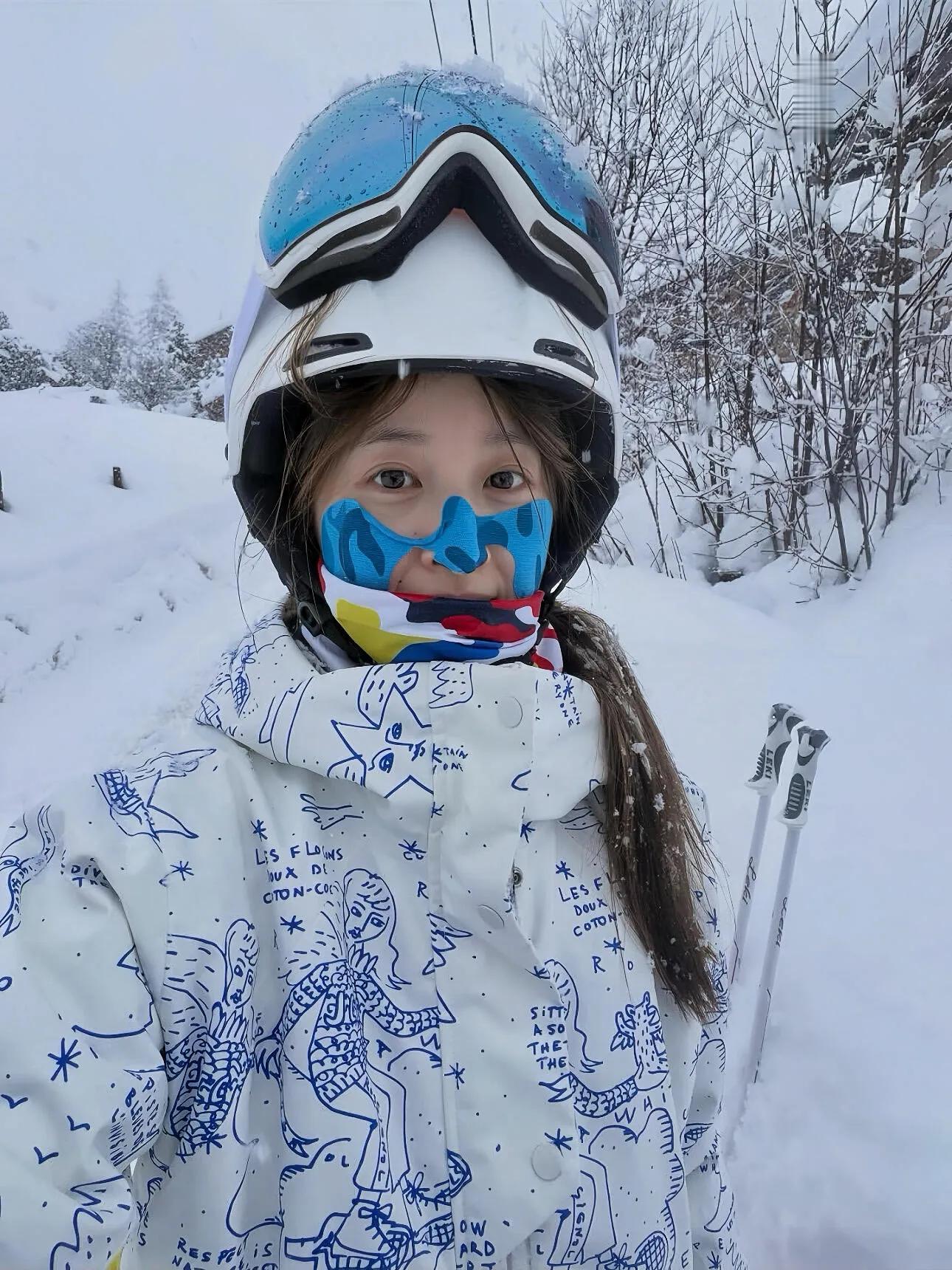 章泽天素颜去雪山徒步，黑眼圈明显，她爬山喊累，她的面相都变了