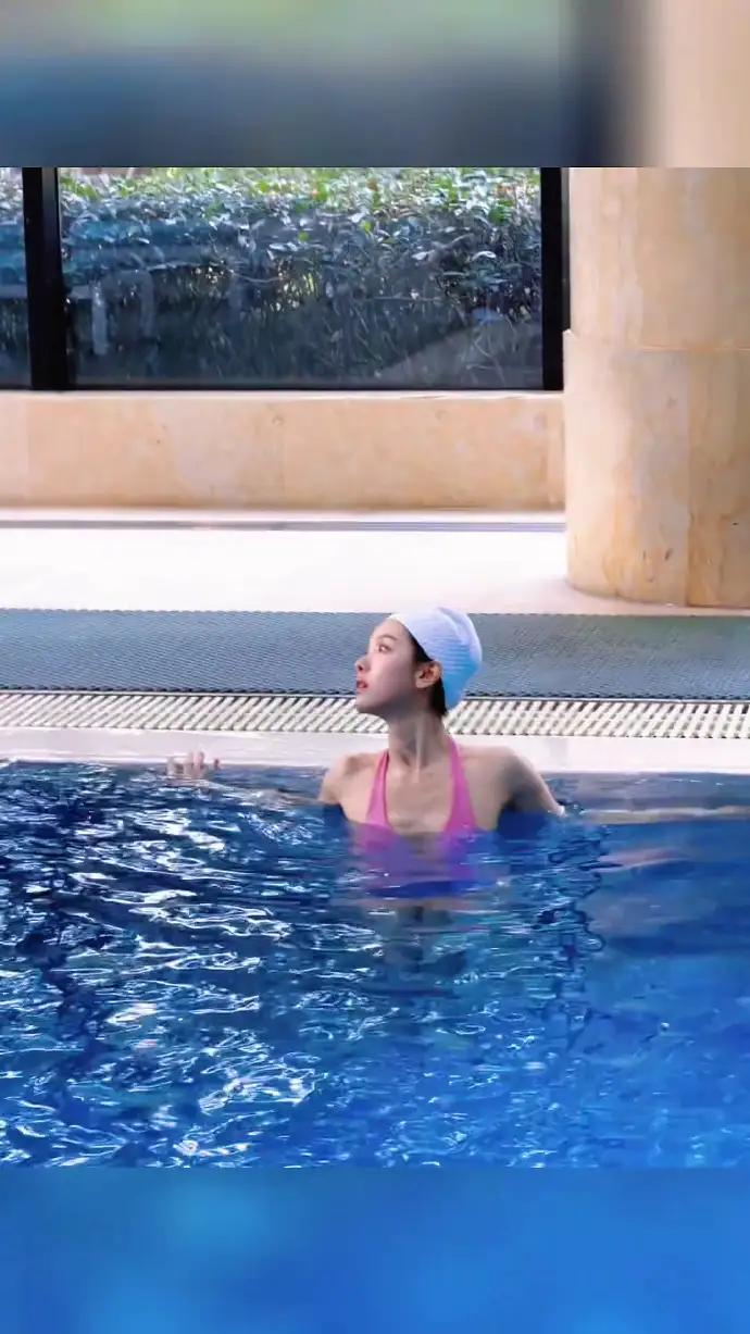 陈都灵泳池内随拍,身材纤瘦但扁平,穿泳装是否好看呢?