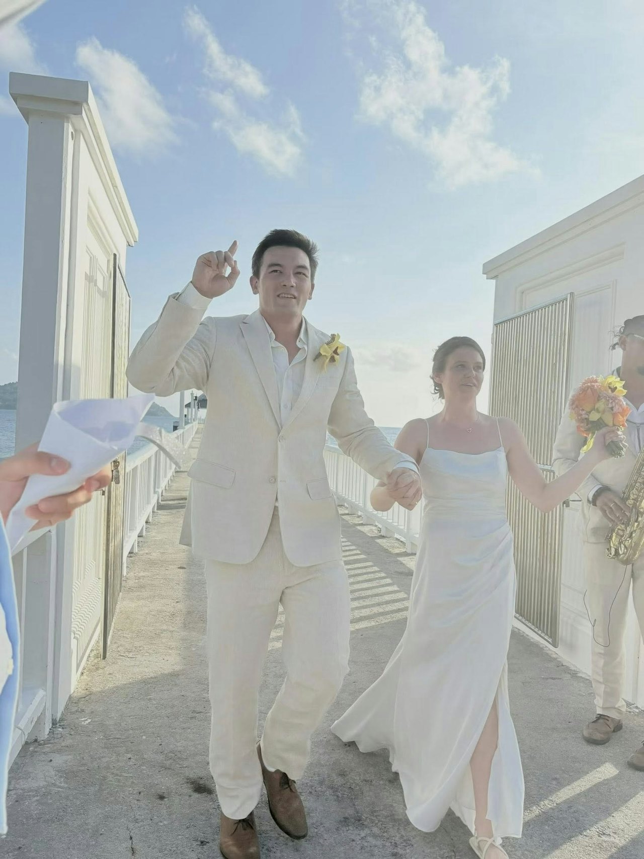 杨恭如39岁弟弟泰国大婚，外国妻子样貌普通，母亲穿旗袍优雅贵气