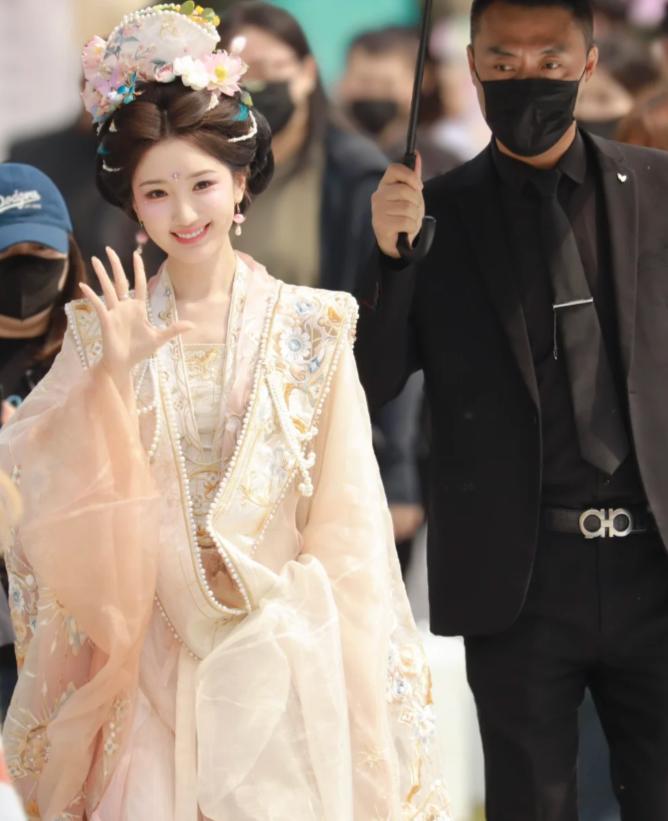 当滤镜美人遇上女明星，完美诠释什么是顶级骨相，何谓网红见光死