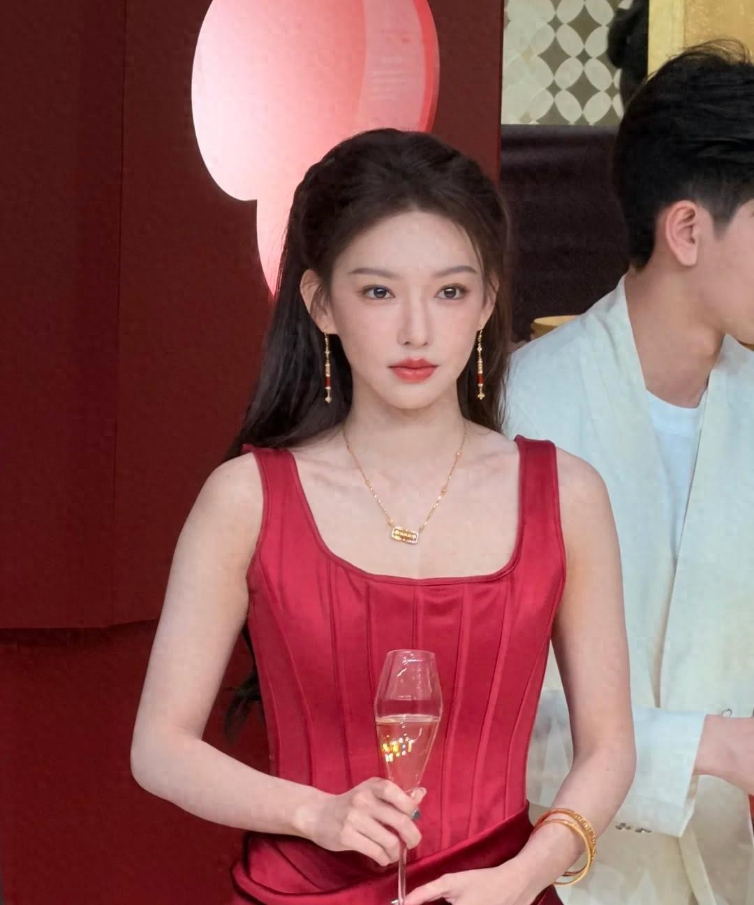 程潇的红裙杀疯了!27岁这年,她终于把人间芭比活成了人间底气