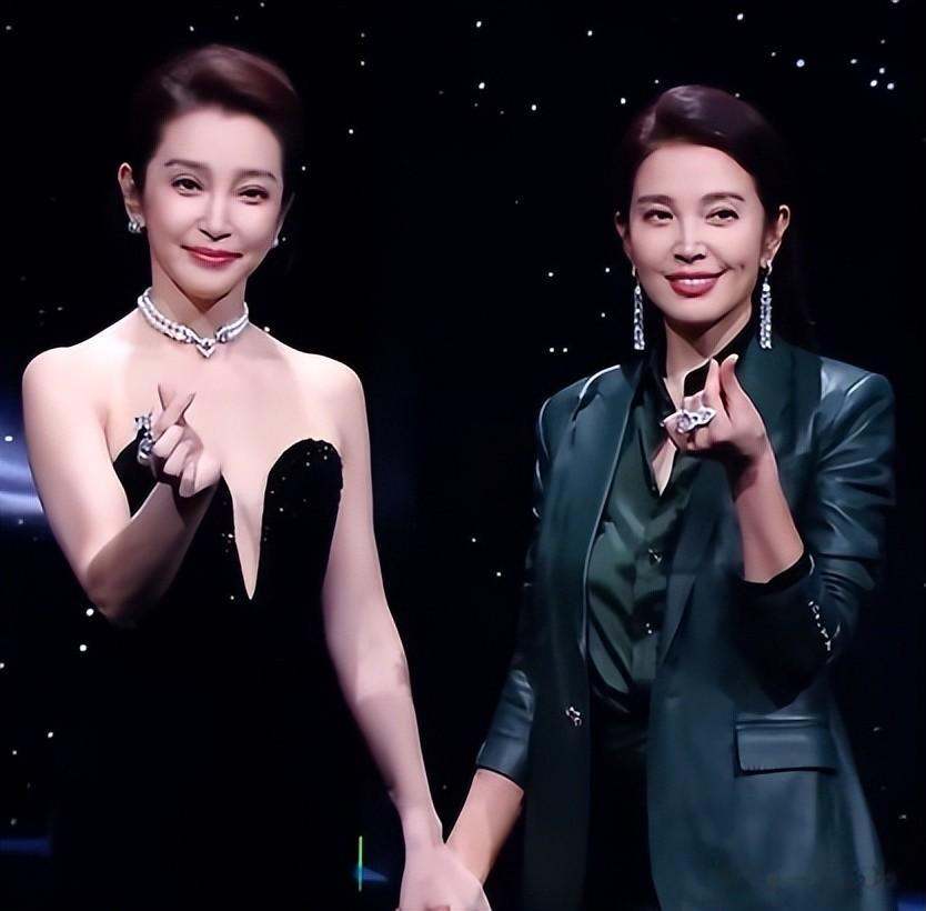 还得是老艺人敢穿，姚晨李冰冰深v较劲，却被保守的惠英红抢风头