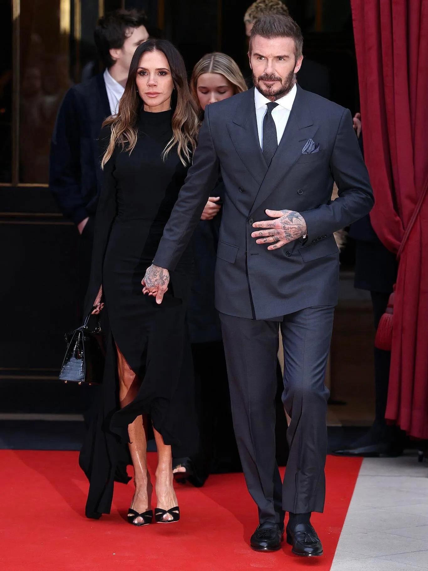 贝克汉姆拿14万爱马仕包，小七穿黑裙漂亮，维多利亚授勋很荣耀