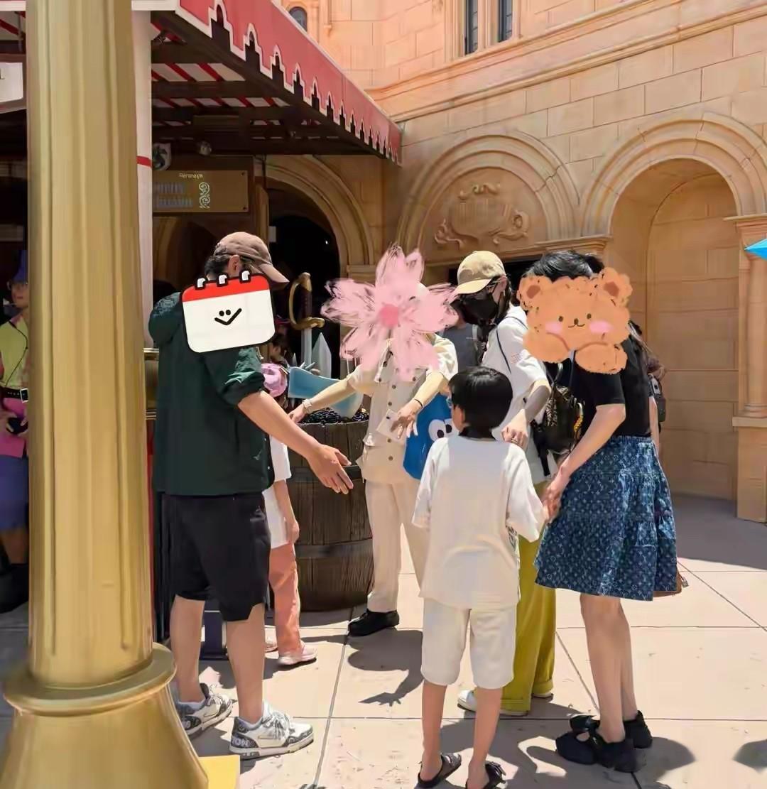 唐嫣罗晋携女游环球，6岁小小糖侧脸似罗晋，唐嫣冻龄颜值如少女
