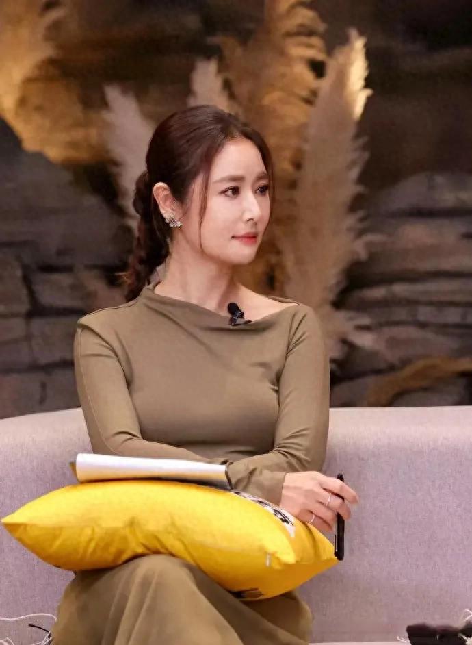 林心如增肥后气质大变！一身橄榄绿连衣裙，简约又高级！ ???
