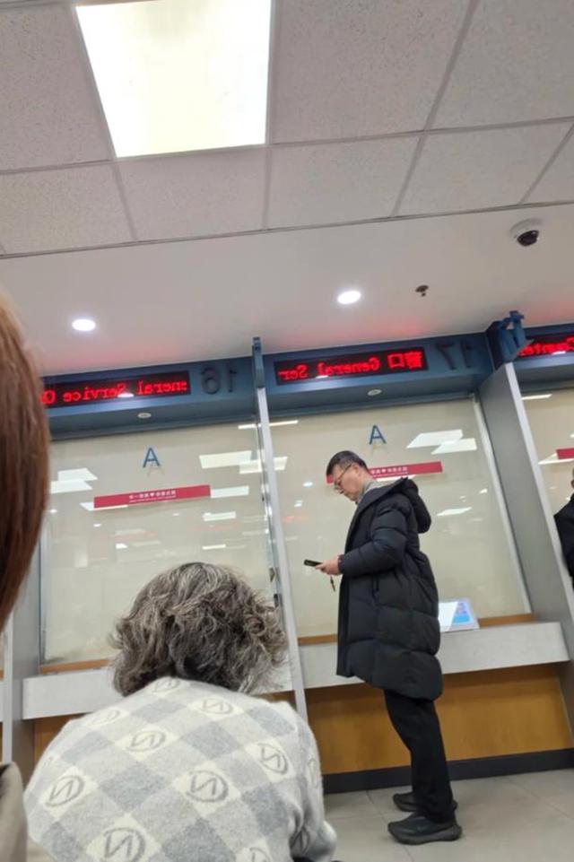 任程伟夫妇卖房过户被偶遇!56岁他白发显老,妻子半白头却优雅