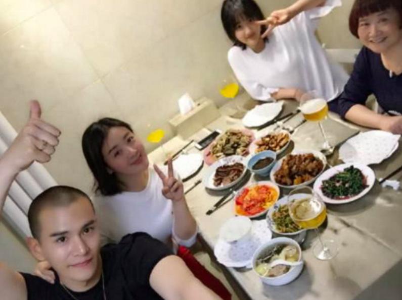 戏里演“渣男”，戏外好男人，婚后的经超把妻子宠成了公主
