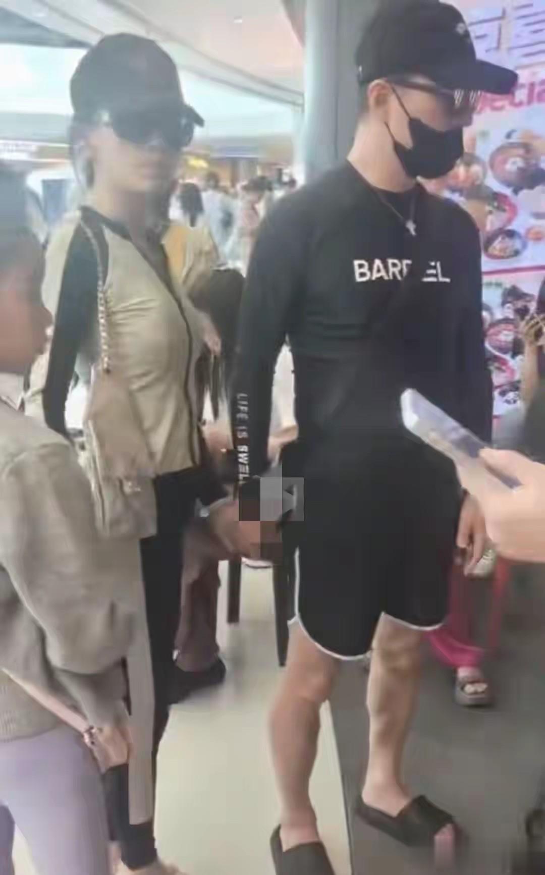 汪峰好宠森林北，带母女俩逛街三人手牵手画面温馨，醒醒没去