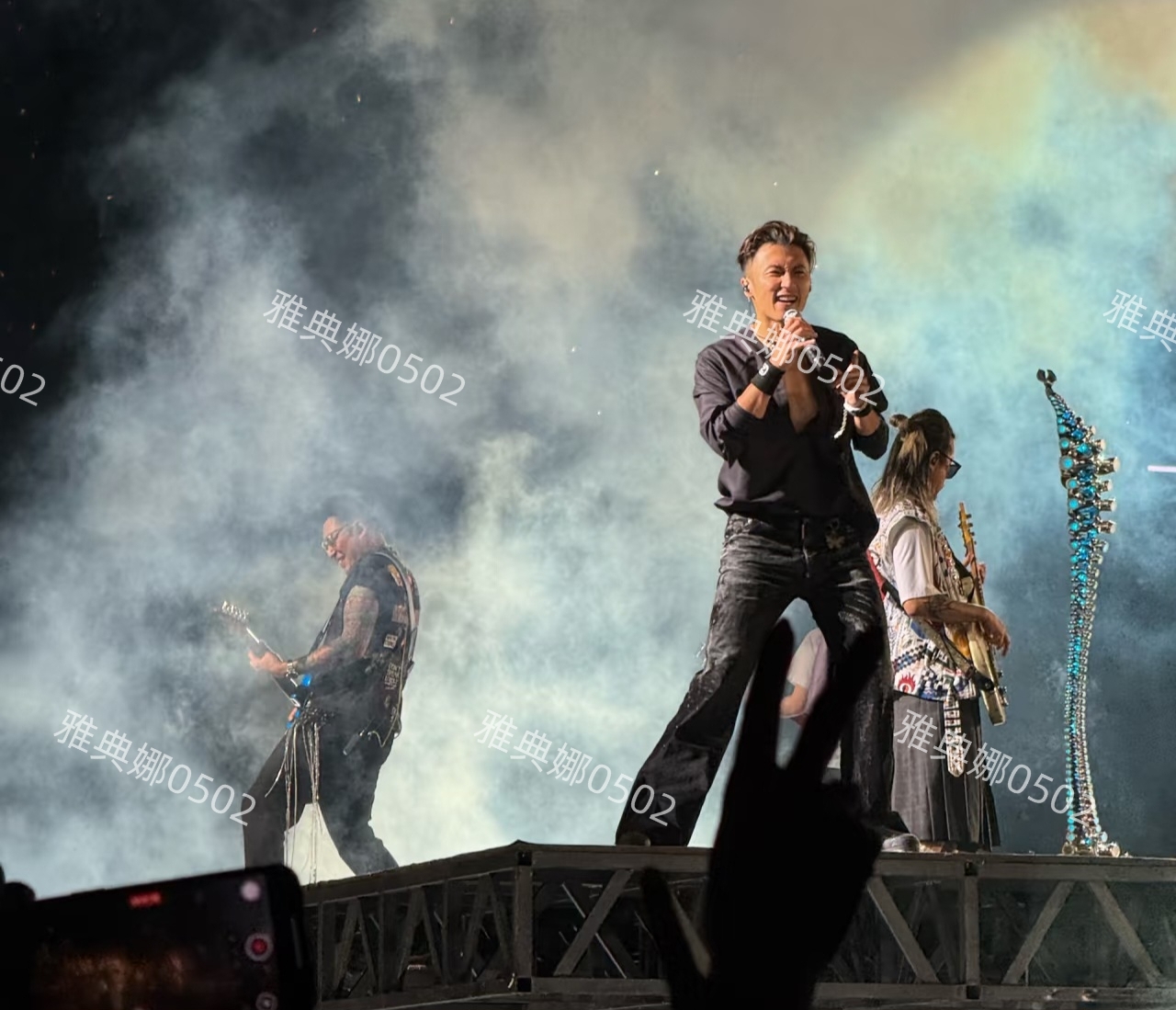 谢霆锋深圳演唱会造型比以往有突破，皮衣墨镜很酷就是个子有点矮