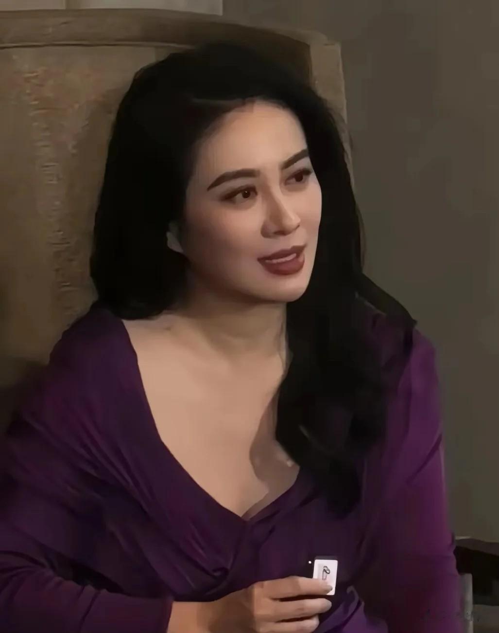 不怪那么多人想娶她，路人镜头下都美若天仙